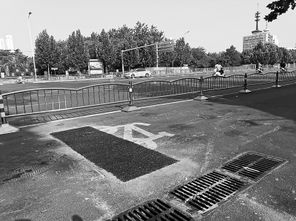 隔離樁拔了坑也修好了 鄭州市民發(fā)現(xiàn)路面問題可撥打城管服務熱線12319